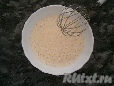 Снова тщательно перемешать венчиком, чтобы не было комочков. Далее влить холодное молоко и ещё раз хорошо перемешать до однородности.
