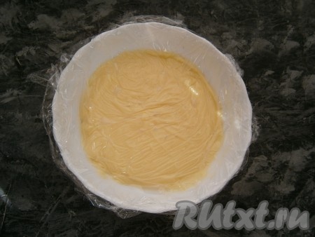 Накрыть крем пищевой пленкой встык и дать крему полностью остыть, после чего отправить на 1-2 часа в холодильник.