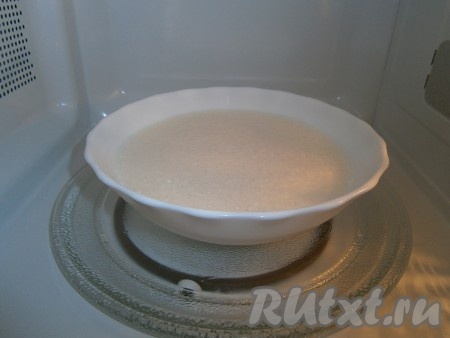 Посуду со смесью поместить в микроволновую печь.