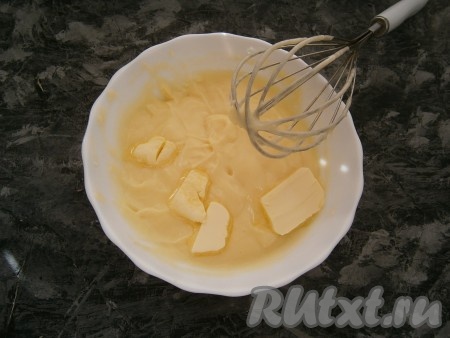 В горячий крем добавить сливочное масло, дать ему растаять и хорошо вмешать венчиком.
