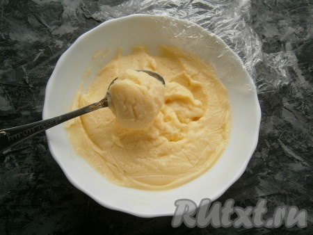 Убрать плёнку.&nbsp;После холодильника крем становится достаточно густым. Теперь его можно использовать для приготовления пирожных, десертов, тортов.
