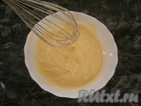 Снова отправить посуду со смесью в микроволновку на 1 минуту. Достать и снова перемешать, смесь останется жидкой, но приобретёт жёлтый цвет и исчезнет пена сверху. Ещё раз поместить в микроволновку на 1 минуту, затем достать и перемешать венчиком. Крем начнёт немного густеть. Готовить ещё 1 минуту в микроволновке. Вот после этого замечательный заварной крем готов! Он уже хорошо загустеет, его нужно очень хорошо перемешать венчиком (до однородности). В итоге, на приготовление заварного крема в микроволновке понадобилось 4 минуты.
