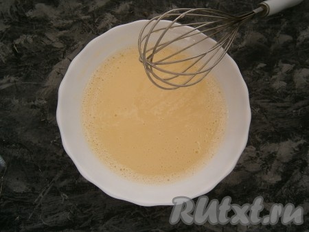 Включить микроволновку на 1 минуту на максимальную мощность. Мощность моей СВЧ - 700 Ватт. Затем достать смесь из микроволновки, хорошо перемешать венчиком. Никаких видимых изменений не будет.&nbsp;
