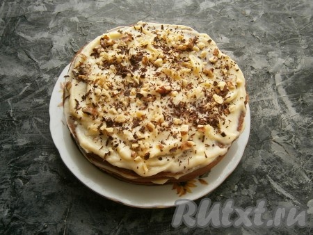 Верх тортика посыпать рублеными орехами и тёртым шоколадом.
