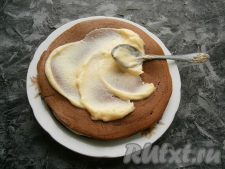 Перемазать коржи кремом, я использовала отличный заварной крем, приготовленный в микроволновке.