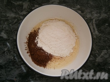 Добавить в получившуюся яичную смесь немного остывшую медовую смесь, перемешать. Всыпать просеянную муку и какао-порошок.
