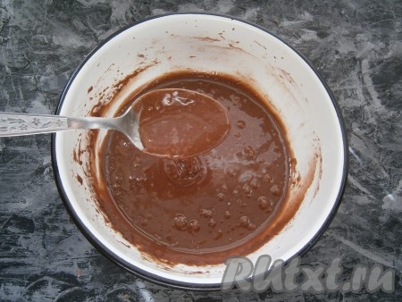 Перемешать получившееся тесто и взбить миксером до однородности. Тесто получится достаточно жидким, по консистенции чуть гуще, чем тесто для толстых блинов.
