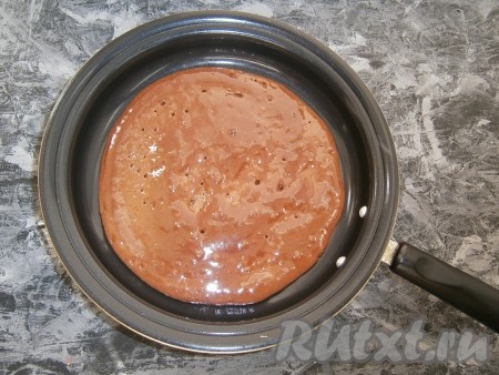 Сковороду разогреть на небольшом огне (ничем не смазывать), выложить 4-5 столовых ложек теста, равномерно разровнять его ложкой по всему дну сковороды (диаметр моей сковороды 19 см).
