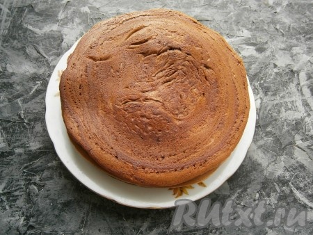 Печь корж на самом минимальном огне, прикрыв сковороду крышкой до сухого верха (2-3 минуты), после чего перевернуть лопаткой. Печь другую сторону около 1 минуты. Таким же образом испечь остальные коржи (у меня получилось 4 коржа), затем дать им остыть.
