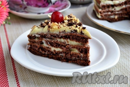 Поместить очень вкусный шоколадный торт, приготовленный на сковороде, в холодильник на 1 час, после чего украсить сверху ягодами (у меня - вишня и малина). Перед подачей тортик нарезать на части. Рекомендую, торт получается бесподобным!