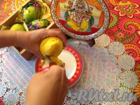 Теперь аккуратно ножом сделать надрезы вокруг косточки.