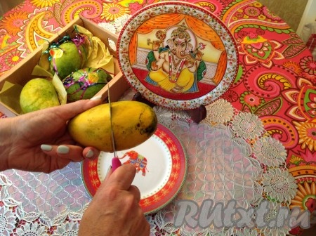 Ножом аккуратно провести линию по горизонтали в середине плода. Сделать это по кругу, чтобы линия соединилась.