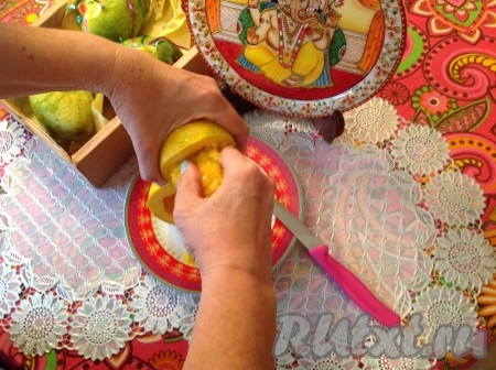 И достать косточку из половинки манго таким же винтовым движением.