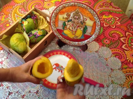 И вывернуть одну часть манго круговым движением, разделив плод на две части.