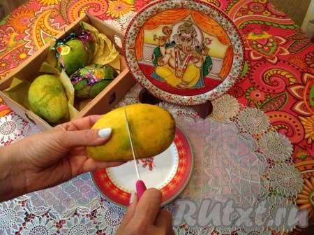 Ножом аккуратно провести линию по горизонтали в середине плода. Сделать это по кругу, чтобы линия соединилась.