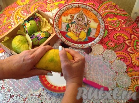 Затем обе половины манго повернуть по кругу: одну половину манго по часовой стрелке, другую - против часовой.