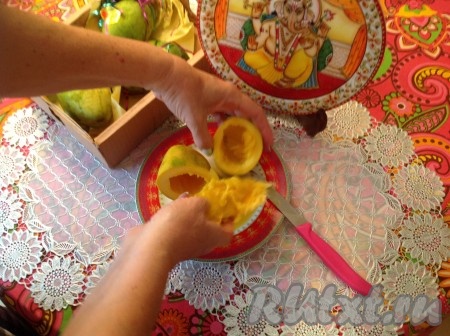 И достать косточку из половинки манго таким же винтовым движением.