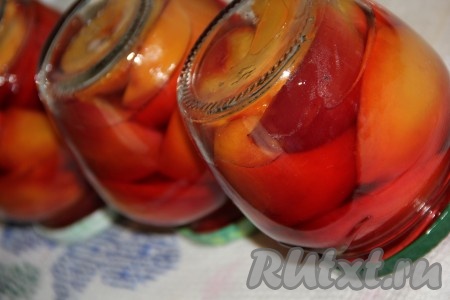 Банки, достав из кастрюли, закрутить крышками, перевернуть вверх дном. Укутать баночки с персиками в одеяло, а когда они полностью остынут, убрать на хранение.
