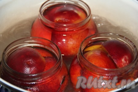 В большую кастрюлю влить тёплую воду (но дно кастрюли можно постелить тряпочку, сложенную в несколько раз). В эту кастрюлю поставить баночки с персиками в сахарном сиропе (желательно, чтобы вода в кастрюле доходила до "плечиков" банок).
