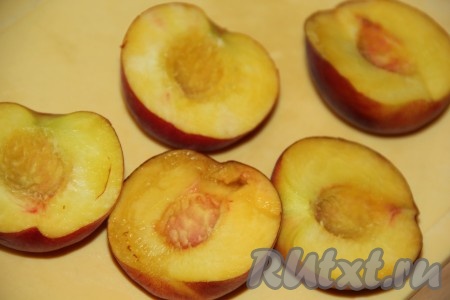 Каждый персик разрезать на две части и удалить косточку.
