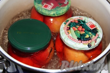 Накрыть банки крышками (я предварительно прокипятила крышки в воде в течение 5 минут). Поставить кастрюлю с банками с персиками на средний огонь и стерилизовать баночки минут 15 с момента закипания воды в кастрюле.
