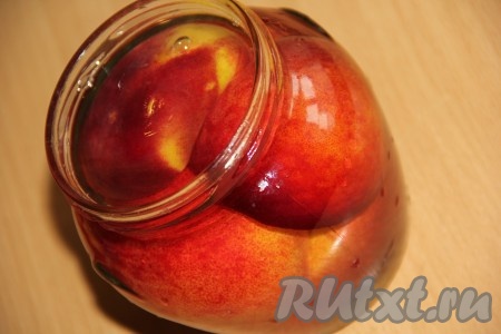 Банки с половинками персиков залить горячим сахарным сиропом до самого верха.
