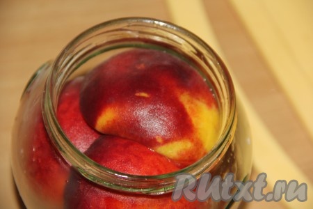 Выложить персики срезом вниз в чистые банки (я банки не стерилизовала). Я раскладывала по 3 банкам объёмом 600 мл.
