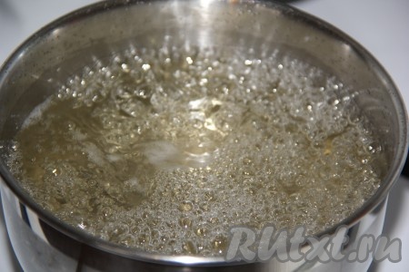 Когда вода с сахаром и лимонной кислотой закипит, убавить огонь и проварить сахарный сироп минуты 3.
