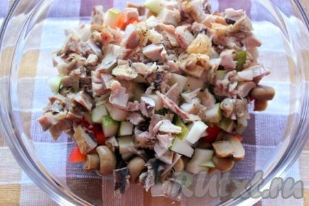 Куриное мясо порезать на небольшие кусочки.