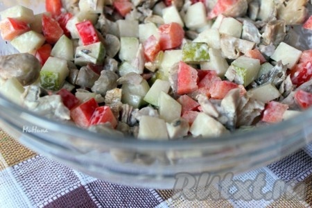 Салат с курицей и маринованными шампиньонами