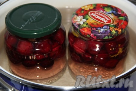 Взять достаточно большую кастрюлю, застелить её дно хлопчатобумажным полотенцем (или тряпочкой), сложенным в 2-3 раза, налить тёплую воду. В эту кастрюлю поставить банки с компотом (вода в кастрюле должна покрывать банки по "плечики"). Банки накрыть предварительно прокипячёнными крышками, отправить кастрюлю с баночками на огонь и стерилизовать с момента закипания воды 15 минут.
