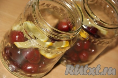 В банки выложить черешню (я поровну разделила ягоды и разложила по двум баночкам) и по 2 кружочка лимона.
