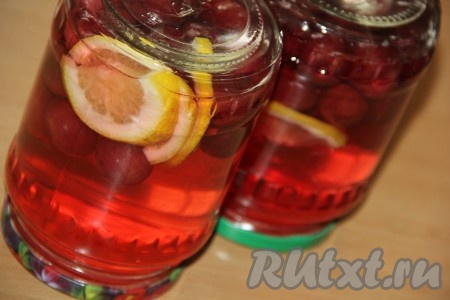 По окончании 15 минут аккуратно вынуть баночки из кастрюли, закрутить крышками и перевернуть кверху дном. Укутать банки с компотом в одеяло, оставить до полного остывания, а затем убрать в погреб (или кладовку).
