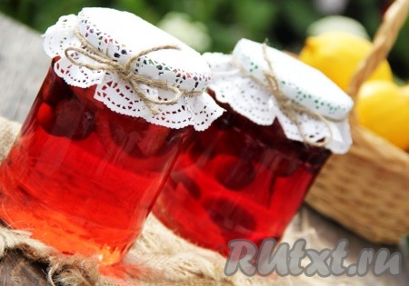 Компот из черешни с лимоном получается ярким, вкусным и очень ароматным, он прекрасно подойдёт для холодных зимних дней!
