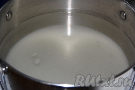 Воду влить в кастрюлю, добавить сахар.
