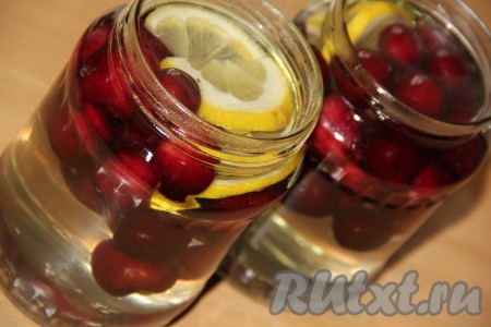 Залить банки с черешней и лимоном горячим сиропом до самого верха.
