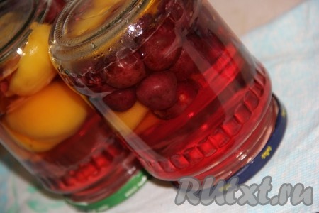 Банки с компотом достать аккуратно из кастрюли, закрутить крышками, укутать в одеяло, оставить до полного остывания, а затем убрать в кладовку (или погреб).
