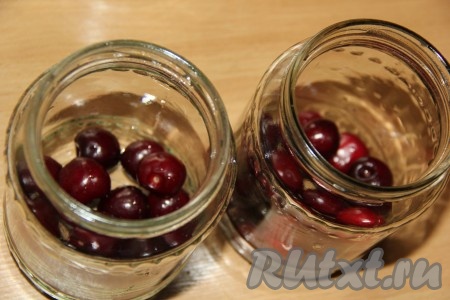 Банки предварительно простерилизовать. Выложить в каждую банку по 100 грамм черешни.
