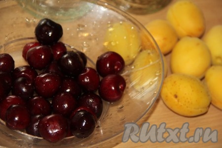 Черешню и абрикосы вымыть. Из черешни косточки удалять не нужно. Каждый абрикос разрезать на две половинки и удалить косточку.
