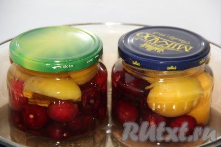 Прикрыть банки прокипячёнными крышками и поставить в кастрюлю с тёплой водой (на дно кастрюли, перед тем как поставить банки, можно положить тряпочку, сложенную в 2-3 раза). Кастрюлю с банками поставить на средний огонь, дать воде в кастрюле закипеть и стерилизовать баночки на небольшом огне минут 15.
