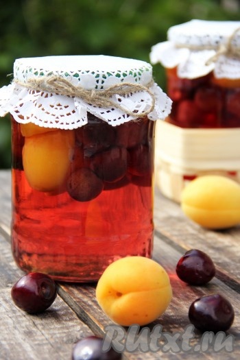 Зимой компот из черешни с абрикосами порадует и яркими красками, и прекрасным вкусом, и сочными плодами. 
