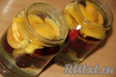 Банки с черешней и абрикосами до самого верха залить горячим сиропом.