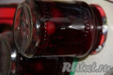 По окончании процесса стерилизации достать банки с компотом, закрутить крышками, перевернуть вверх дном, а затем укутать, дать баночкам полностью остыть и убрать в кладовку (или погреб).
