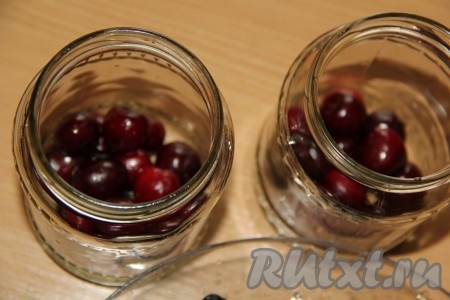 Всыпать в каждую банку по 100 грамм черешни.
