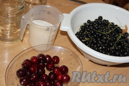 Вымыть и простерилизовать банки, крышки прокипятить в воде в течение минут 5. Чёрную смородину и черешню перебрать, удаляя листики и веточки, а затем хорошо вымыть. Косточки из черешни я не удаляла.
