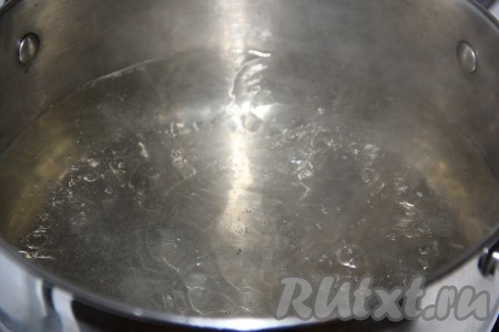 После закипания проварить сахарный сироп пару минут на среднем огне.
