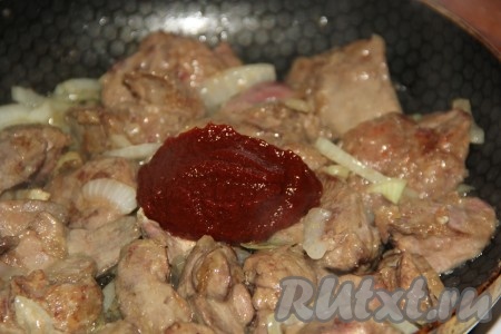 Добавить в сковороду томатную пасту и перемешать.
