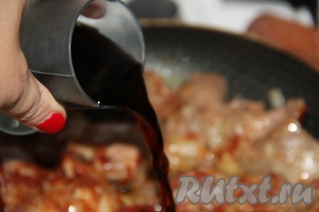 Влить соевый соус, перемешать.
