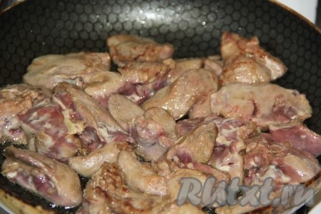 Обжарить печень в течение 3 минут на сильном огне, иногда перемешивая.&nbsp;
