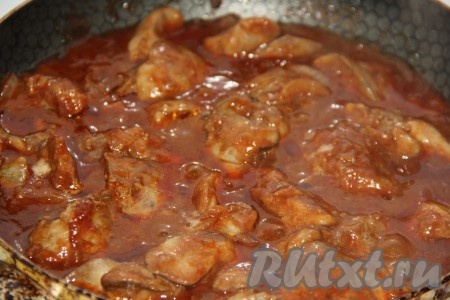 Убавить огонь до минимума, накрыть сковороду крышкой и томить печень 10 минут. 